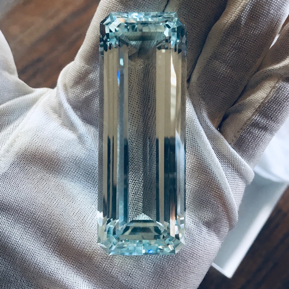 Huge IF 338.35 ct light blue aquamarine gemstone - Picture 1 of 8